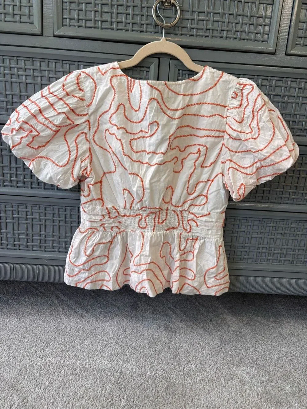 NWOT Ciebon White & Coral Embroidered Puff Sleeve Zip Front Blouse Med E45